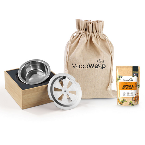 VapoWesp-Set mit Holzkiste, Metallschale, Stoffbeutel, Deckel und Orangen-Rosmarin-Duftpäckchen für natürliche Insektenabwehr – ideal zum Wespen fernhalten, auch bei Verwendung von Kaffeepulver als Zusatzoption.
