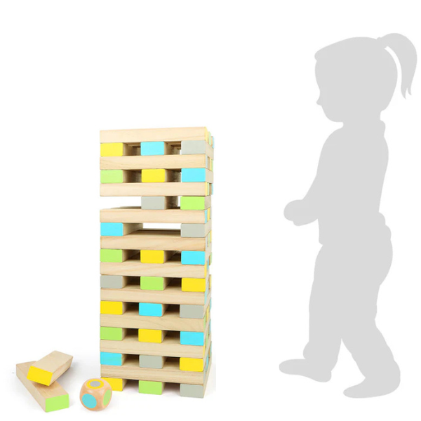 Wackelturm-Spiel mit farbigen Bausteinen, Würfel und einer Kindersilhouette als Maßstab.