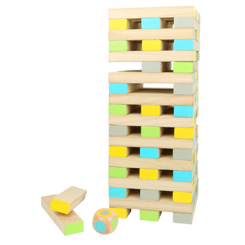 Ein klassisches Wackelturm-Spiel aus FSC® 100%-zertifiziertem Holz, mit farbigen Blöcken und einem Würfel; einige Blöcke wurden sorgfältig entfernt und beiseite gelegt.