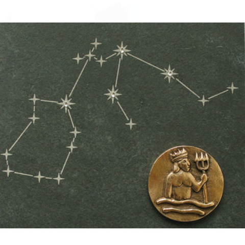 Bronzenes Wassermann-Medaillon und Sternbild verziert mit funkelnden Swarovski-Elementen.