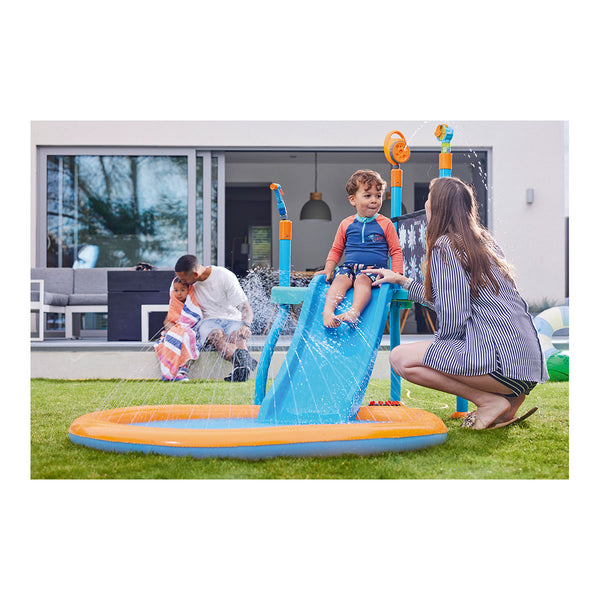 Water Park Spielcenter Splash Station Wasserpark mit Familie in Betrieb vor Haus