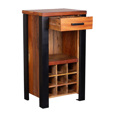 Ein braunes Weinregal mit schwarzen Seiten  das oben zwei Weingläser und eine Weinflasche enthält  darunter mehrere Flaschenfächer.
