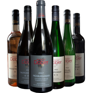 Sechs Flaschen Wein vom Weingut Dobler aus Württemberg, jeweils mit unterschiedlicher Sorte und Jahrgang, darunter ein herausragender Riesling Kabinett, sind kunstvoll in einer Reihe arrangiert.