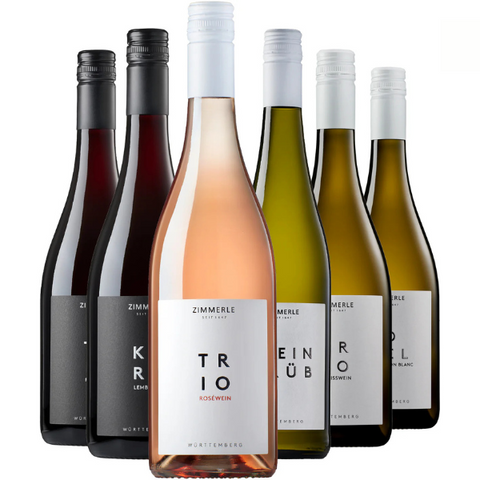 Sechs verschiedene Flaschen vom Weingut Zimmerle, darunter Rot-, Rosé- und Weißweine, in einer Reihe arrangiert – erleben Sie nachhaltigen Weinbau mit diesem exklusiven Degustationspaket.