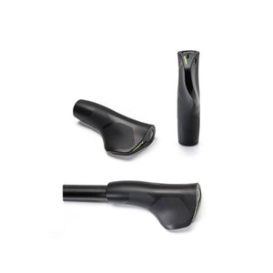 Auf weißem Hintergrund sind drei schwarze Komfort-Fahrradgriffe mit ergonomischer, strukturierter Oberfläche aus thermoplastischem Polyurethan abgebildet.