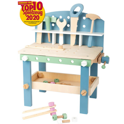Spielzeug-Werkbank aus Holz mit blauen Beinen, Werkzeugen und bunten Schrauben; diese Werkbank aus Holz verfügt über skandinavisches Design und war für die Top 10 Spielzeuge 2020 nominiert.
