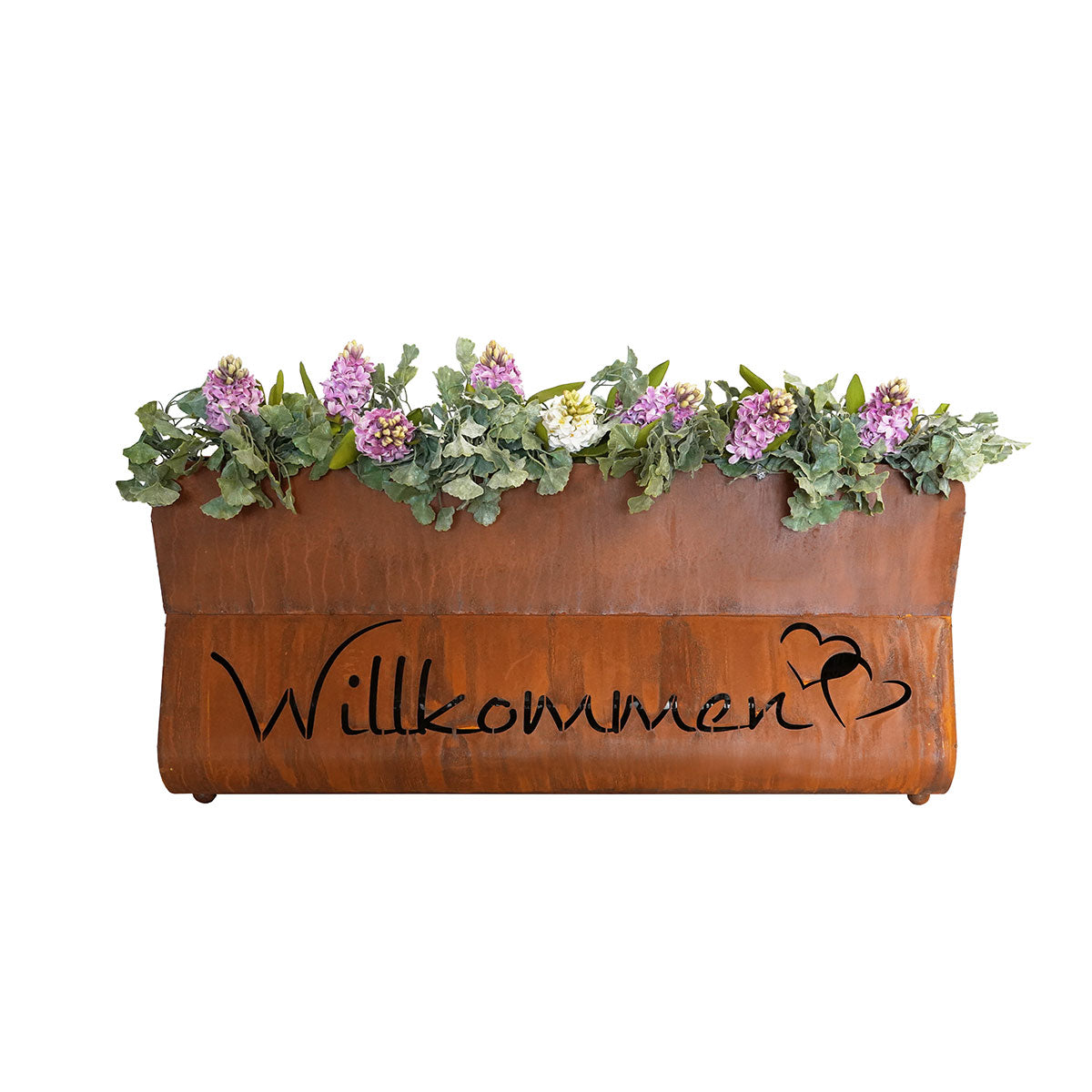 Rustikales Pflanzgefäß mit lila Blumen und Grün, mit dem Wort „Willkommen“ und einem Herzausschnitt auf der Vorderseite, alles in bezaubernder Edelrost-Optik.