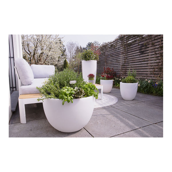 Beleuchteter Blumentopf XM bepflanzt auf Terrasse