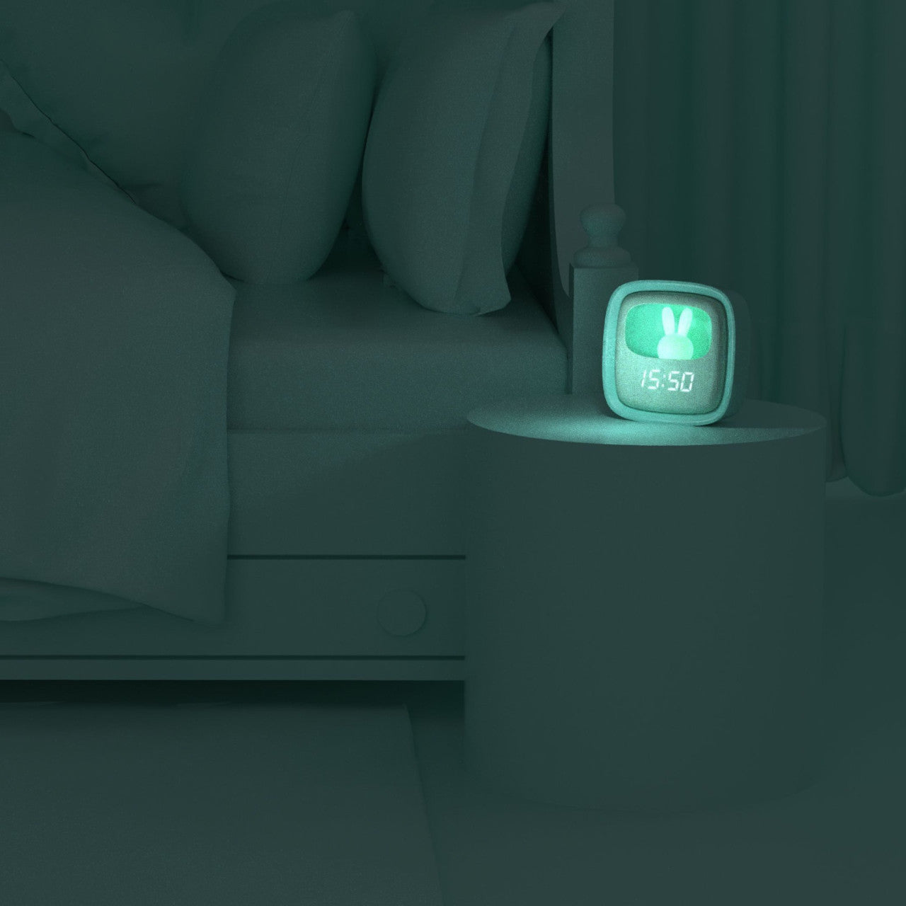 Ein leuchtender Wecker von Häschen Form zeigt 15:50 Uhr auf einem Nachttisch neben einem Bett in einem dunklen Raum an und dient sowohl als Uhr als auch als Nachtlicht.