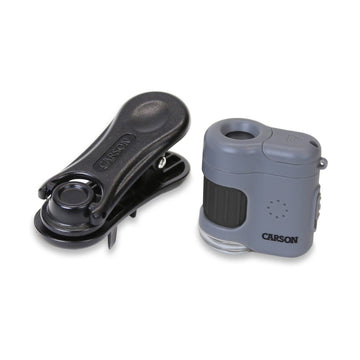 Graues Carson MM-380 MicroMini Taschenmikroskop mit schwarzem Adapterclip für Smartphone, abgebildet auf weißem Hintergrund.