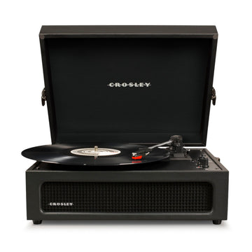 Black Crosley Bluetooth Voyager Plattenspieler mit offenem Deckel, spielt eine Vinyl-Schallplatte in einer von 3 Geschwindigkeiten, frontal betrachtet.