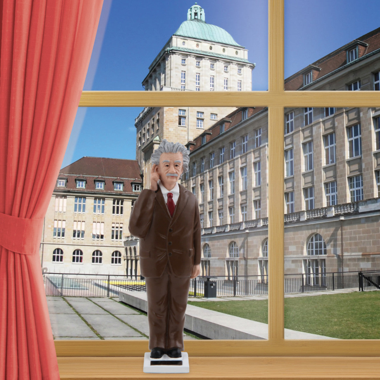 Eine Solar-Einstein-Figur im Anzug steht an einem Fenster mit Blick auf ein großes historisches Gebäude – ein auffälliges Sammlerstück für Fans sammelbarer Figuren.