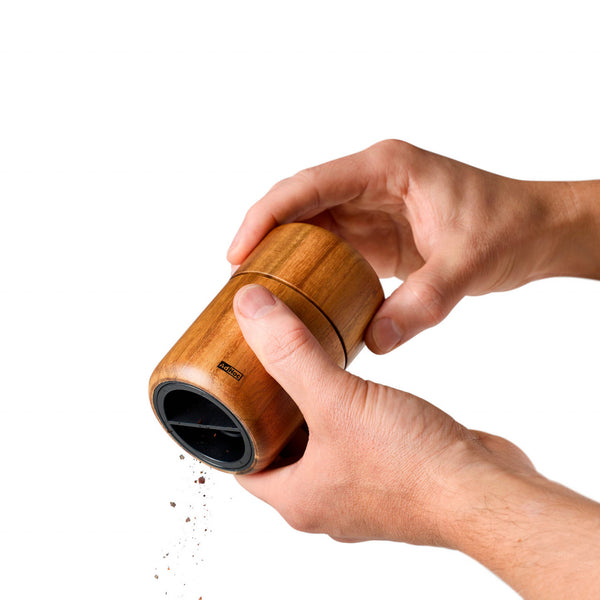 Zweihändiges Mahlen von Pfeffer mit der hölzernen Seedo Gewürzmühle, ausgestattet mit dem PolyCut-Mahlwerk – perfekt für die mühelose Verarbeitung von Pfeffer und sogar ölhaltigen Saaten, da frisch gemahlene Gewürze herausfallen.