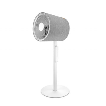 Ein moderner 3D-Standventilator in Grau und Weiß mit einer zylindrischen Stoffabdeckung auf einer runden Basis, der für eine optimale Luftzirkulation in Ihrem Raum sorgt.