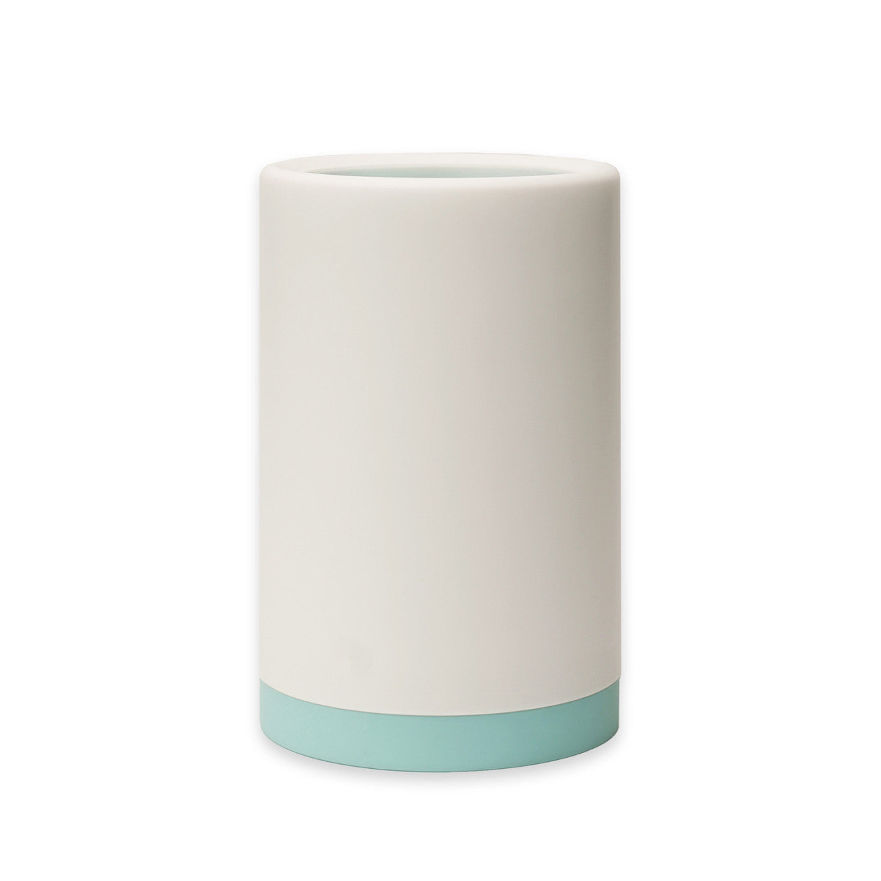 Weißer zylindrischer Pfotenreiniger-Becher mit hellblauem Boden, entworfen zum einfachen Reinigen – perfekt für deinen pelzigen Freund. Vor einem schlichten weißen Hintergrund platziert.