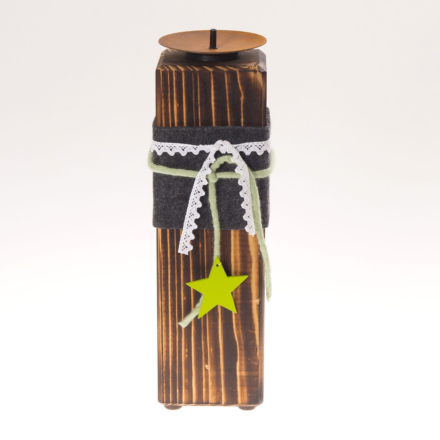 Der Kerzenständer aus Holz - groß ist ein hoher, rustikaler Kerzenhalter aus Massivholz. Er verfügt über eine Metallplatte und ist mit einem schwarzen Filzband, weißer Spitze, grünem Garn und einem kleinen gelben Stern verziert – ideal zum Präsentieren von Stumpenkerzen.
