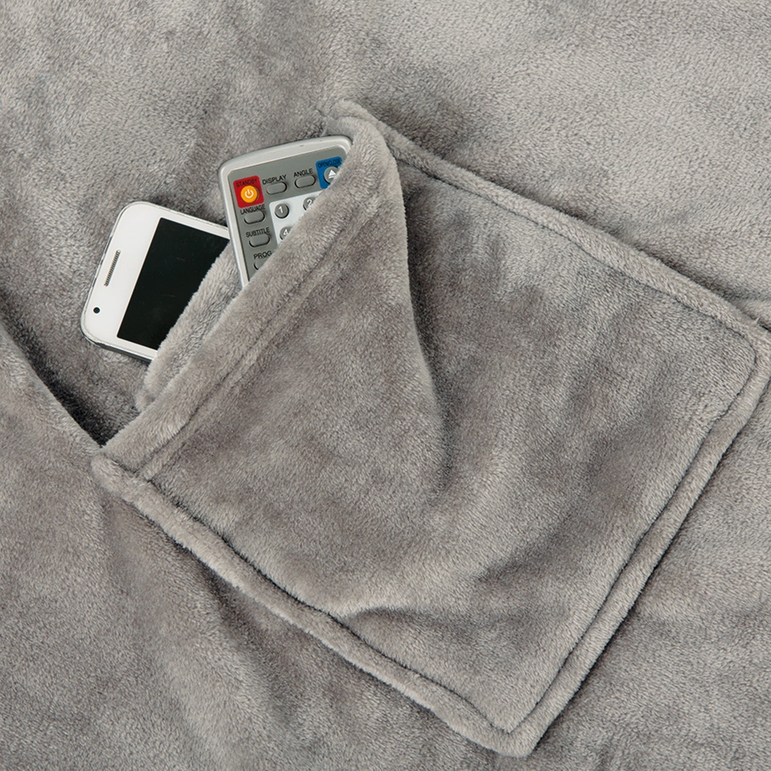 Tasche der grauen Ärmeldecke mit Smartphone und Fernbedienung