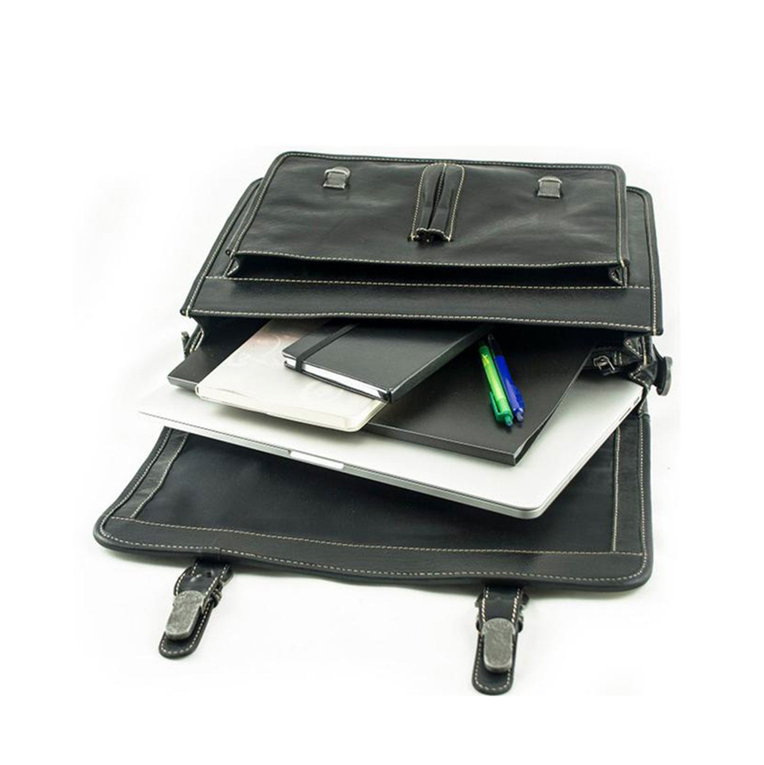 Eine geöffnete Aktentasche OHIO aus schwarzem Leder bietet Platz für einen Laptop, zwei Notizbücher und Stifte. Sie verfügt über einen Tragegriff, Schnallen, weiße Nähte auf weißem Hintergrund und ein spezielles Laptopfach zur Gerätesicherung.