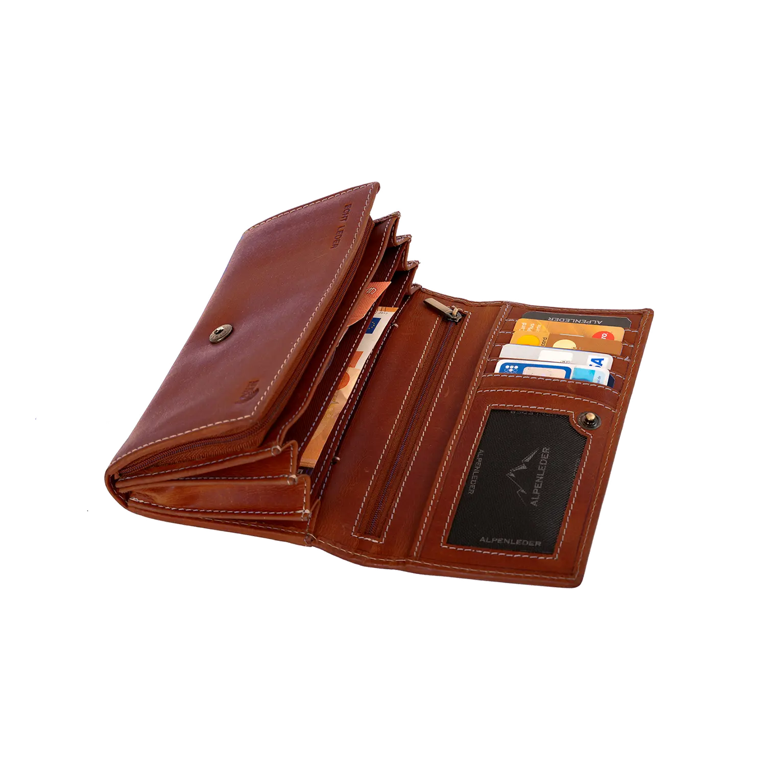 Ein Geldbeutel für Damen aus Leder in Braun wird offen auf weißem Hintergrund gezeigt und präsentiert Kartenschlitze, diverse Karten, RFID-Schutz, ein Reißverschlussfach sowie Fächer für Bargeld.