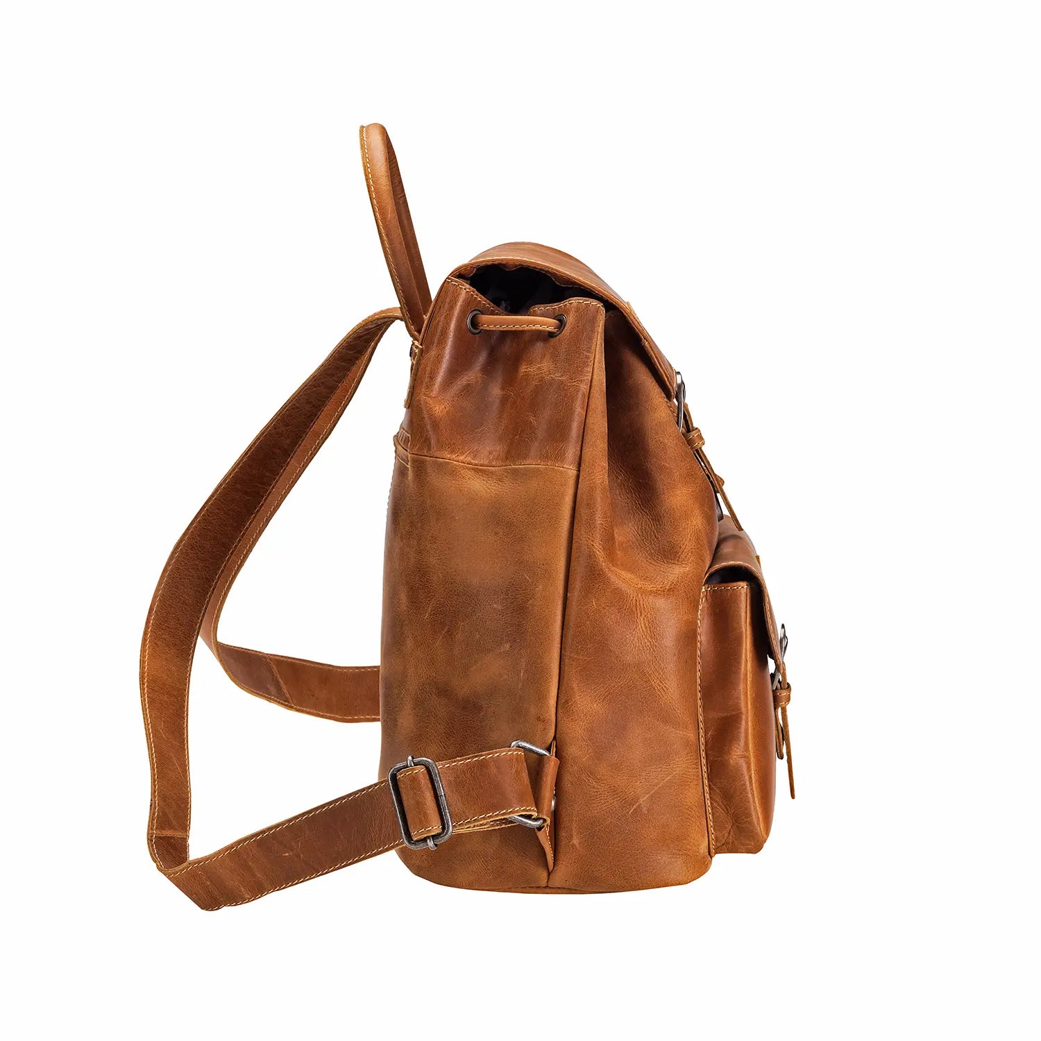 Seitenansicht eines braunen Leder-Rucksacks JACOB'S WAY auf weißem Hintergrund. Er verfügt über verstellbare Lederriemen, eine Fronttasche mit Schnalle und eine glatte Textur für Vintage-Look, während die strukturierte rechteckige Form klassischen Charme verleiht.