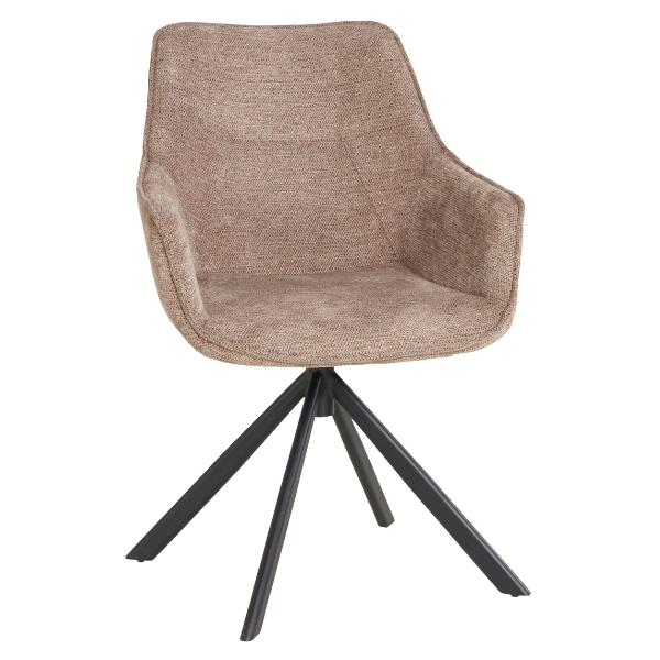 Ein brauner gepolsterter Stuhl mit schräg gestellten Rücken- und Armlehnen sowie einem schwarzen  vierbeinigen Metallgestell in einem modernen Design.
