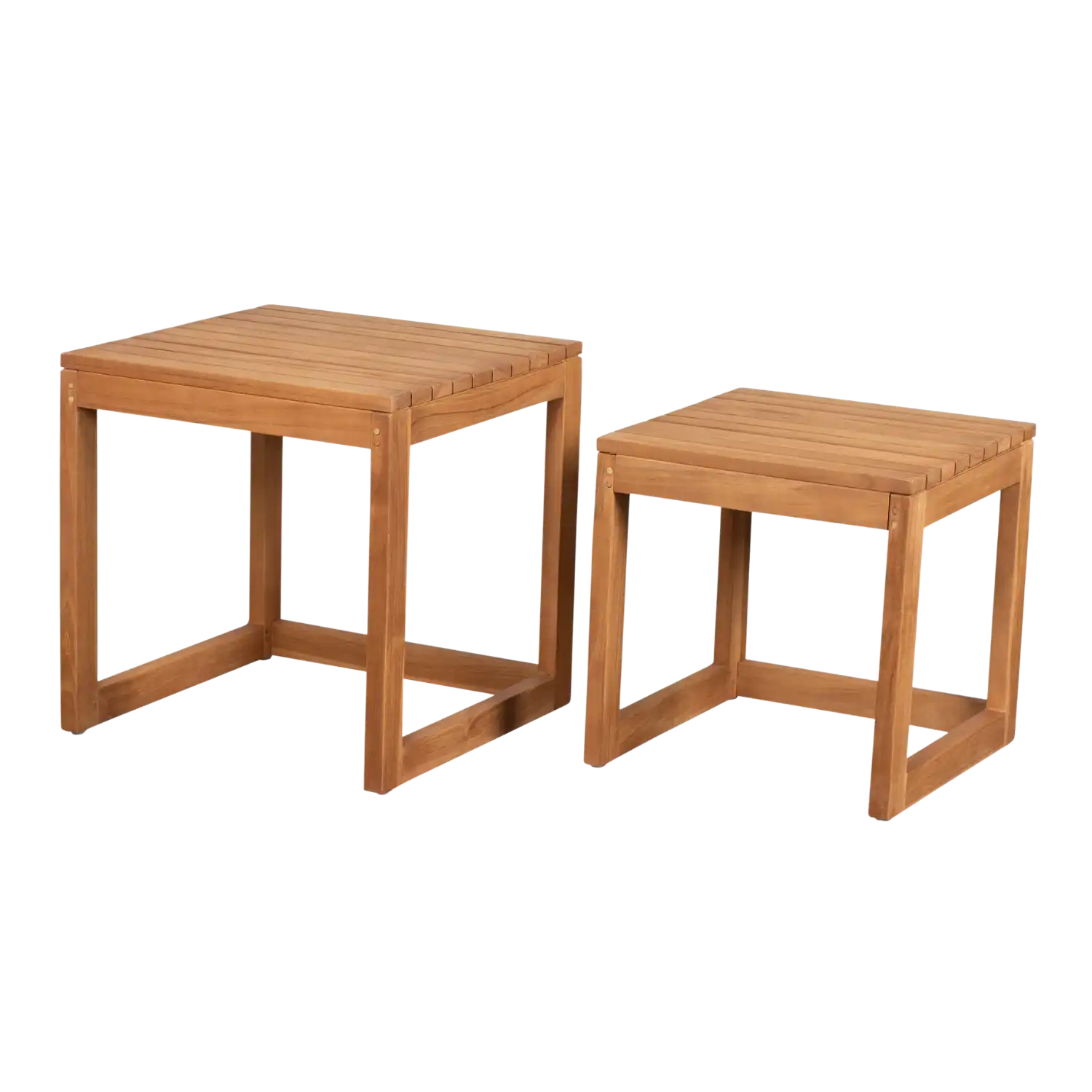 Zwei Beistelltische aus Teak für Garten und Wohnbereich auf Weiß.