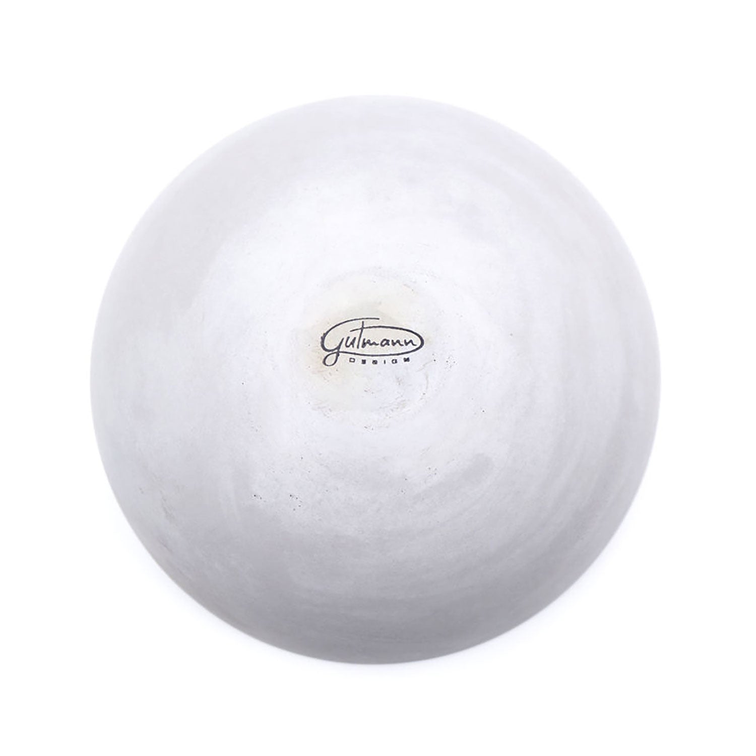 Die „Große Betonschale rund“ ist ein graues, kugelförmiges Betonobjekt mit glatter Textur und ästhetischem Design. In der Mitte befindet sich ein kleines schwarzes „Gutmann“-Logo. Vor einem schlichten weißen Hintergrund sticht dieses Objekt stilvoll hervor.