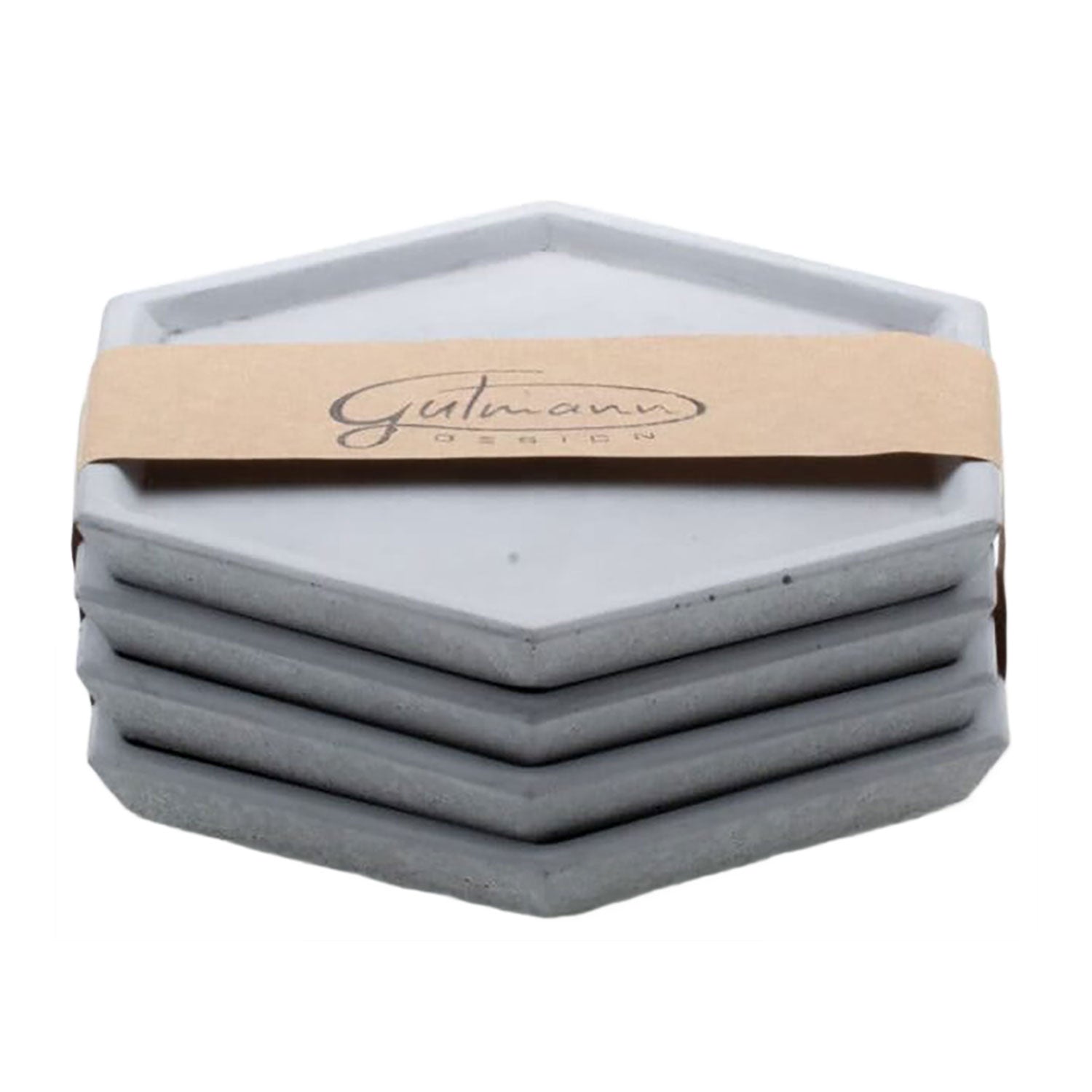 Ein Set aus vier grauen sechseckigen Untersetzern aus Hochleistungsbeton, gebunden mit einem braunen Papierband mit der Aufschrift „Gutmann Design“, inklusive rutschfester Silikonfüße für Stabilität. Produkt: Untersetzer Betoneckig - 4er Set.
