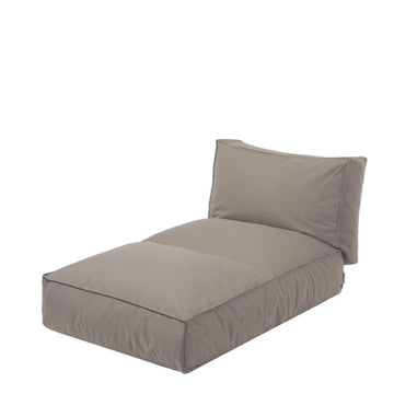 Ein grauer, rechteckiger Loungesessel für den Boden mit gepolsterter Sitzfläche und schräger, gepolsterter Rückenlehne, ideal als Outdoor-Möbel dank seines wasserabweisenden Materials.
