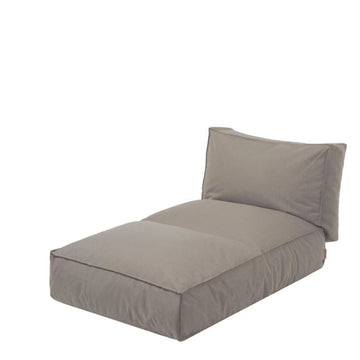Ein grauer, rechteckiger Boden-Loungesessel mit gepolsterter Sitzfläche und leicht nach hinten geneigter Rückenlehne, aus gefertigtem wasserabweisend und UV-beständigem Material – perfekt als stilvolles Outdoor-Möbel für entspannte Stunden im Freien.