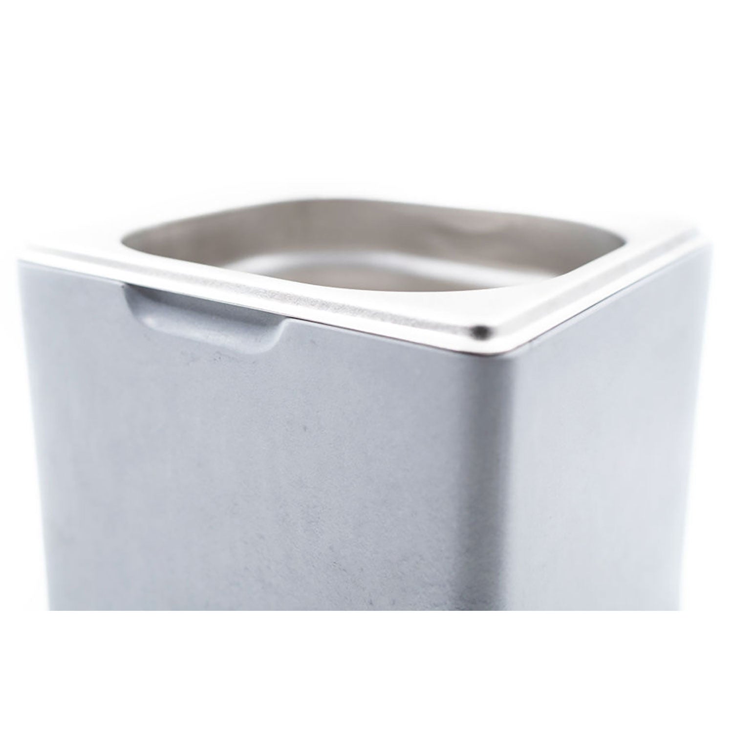 Ein kleiner Biomülleimer mit Deckel aus Beton von Gutmann-Design