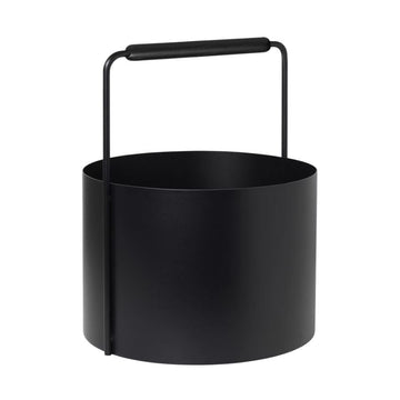Schwarzer zylindrischer Metallbehälter mit einem hohen, dünnen Griff an den Seiten, ideal als ASHI-Kaminserie Feuerholzkorb zur ordentlichen Aufbewahrung von Brennholz neben Ihrem Kamin.