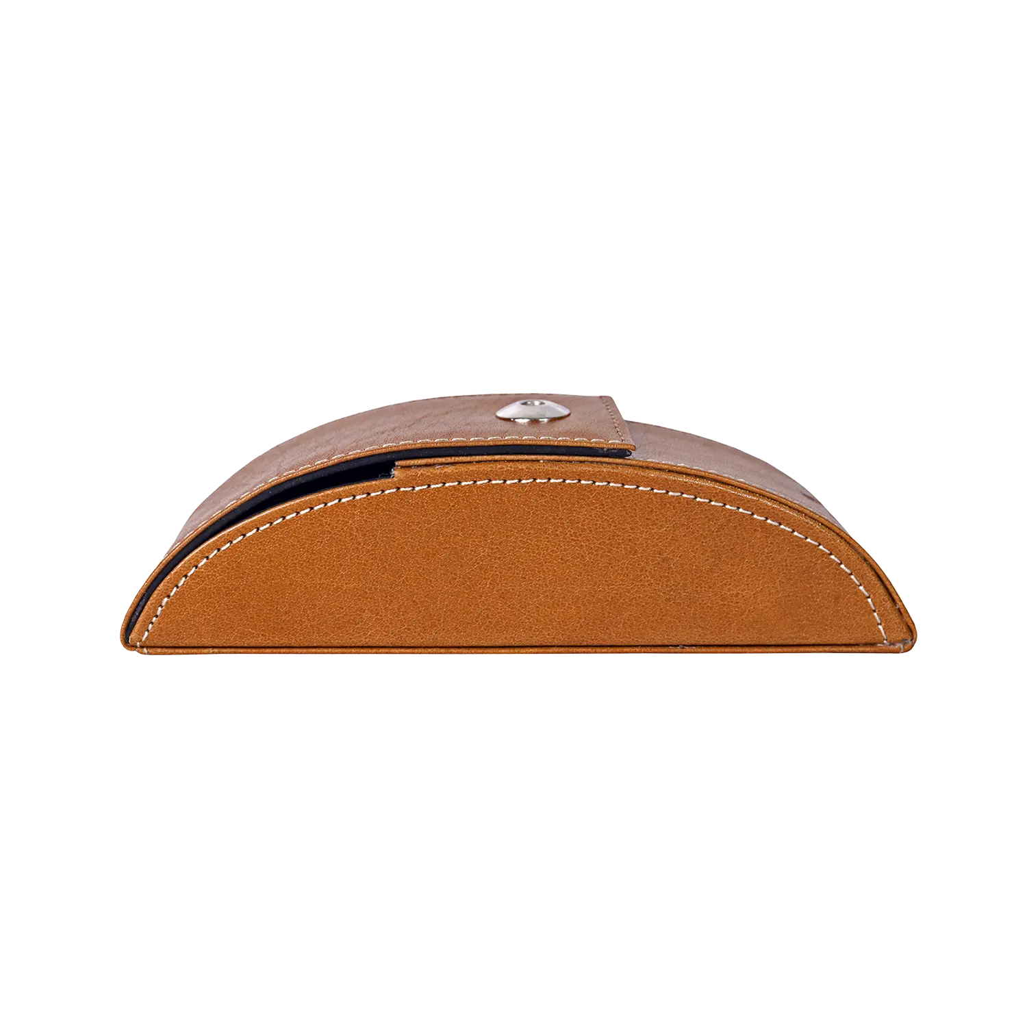 Das Brillenetui „GLUST“ ist aus braunem Büffelleder mit weißen Nähten gefertigt und verfügt über ein Halbkreis-Design, das durch einen zentralen Metallknopf gesichert wird. Die Seitenansicht ist kompakt und elegant, ideal für kleine Gegenstände und gleichzeitig ein elegantes Design.