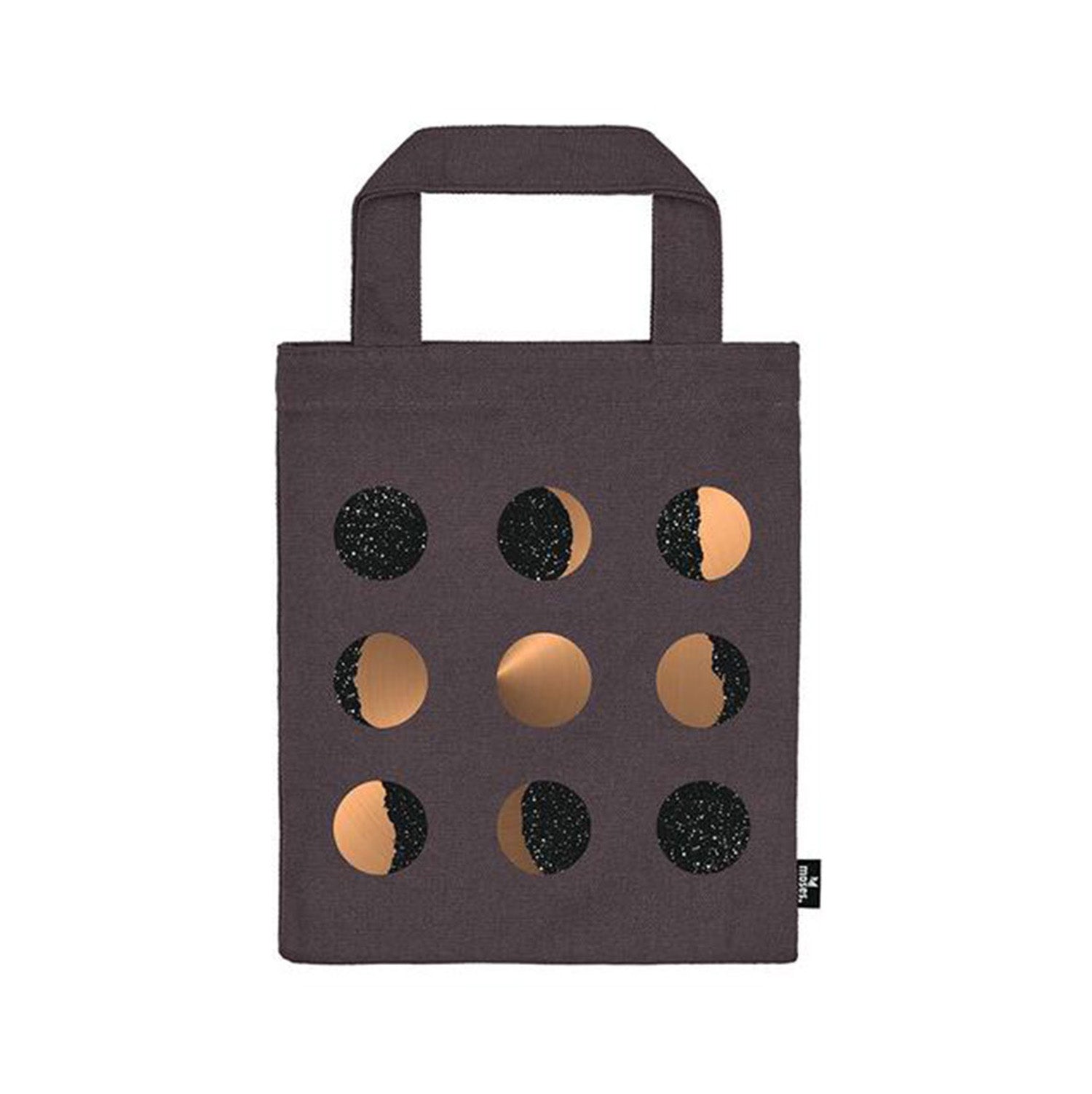 Die Büchertasche Mondphasen ist eine dunkelbraune Tragetasche mit zwei kurzen Henkeln und einem Raster aus neun kreisförmigen Aussparungen auf der Vorderseite, die ein einzigartiges schwarz-goldenes Mondphasen-Muster offenbaren. Sie ist perfekt, um Ihren Stil aufzuwerten oder als unverwechselbare Geschenkverpackung zu dienen.