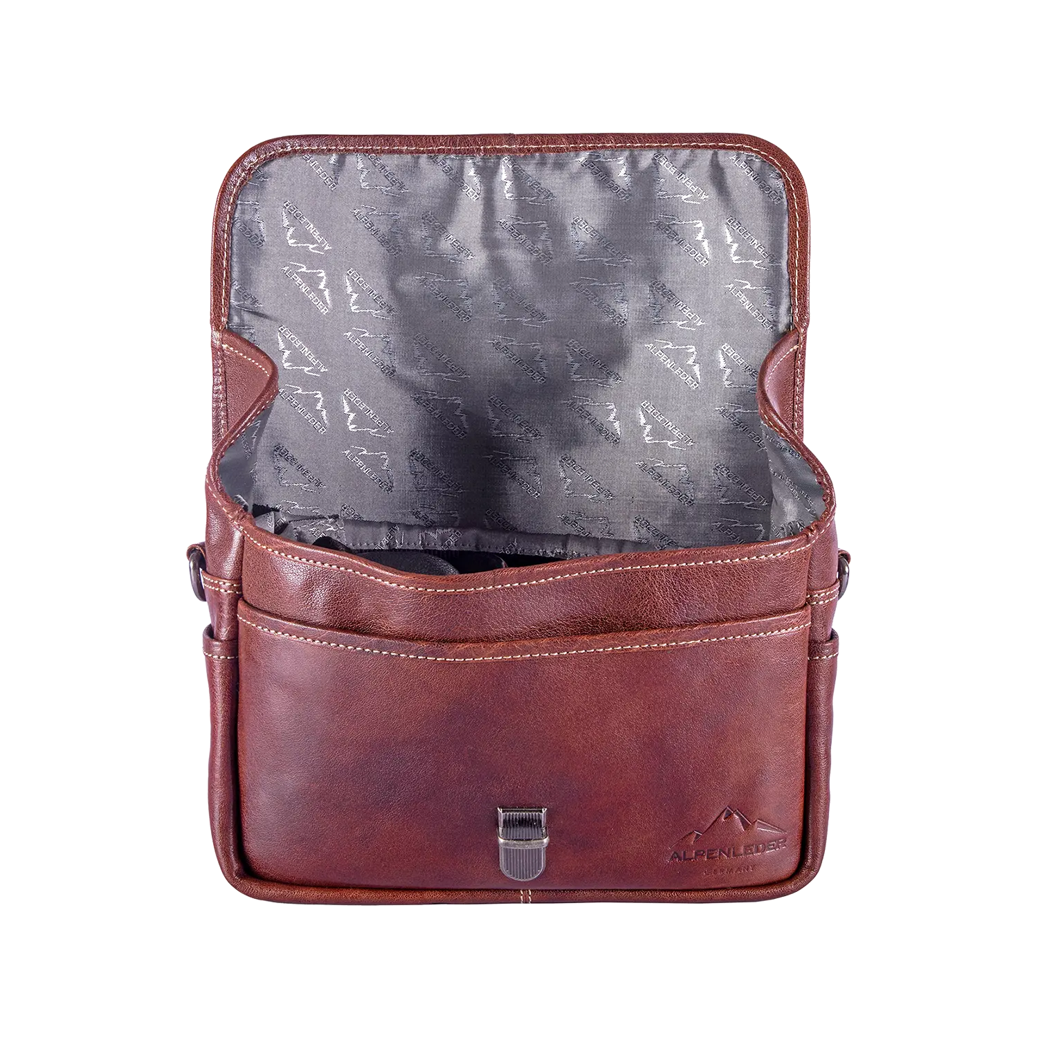 Die Alpenleder Kameratasche PRESSE ist eine offene Messenger-Tasche aus braunem Leder mit grauem Innenfutter – ideal für Fotografen. Sie verfügt über eine Vordertasche, ein geprägtes Logo am unteren Rand und einen geräumigen Innenraum unter der Klappe für wichtige Utensilien beim Fotografieren.