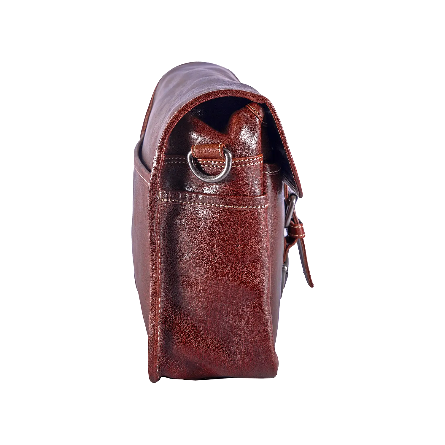 Seitenansicht der Alpenleder Kameratasche PRESSE für Hobbyfotografen. Mit Klappdeckel, sichtbaren Nähten, silbernem D-Ring an der Seite und Tragegriff. Die glatte, leicht glänzende braune Lederstruktur macht sie perfekt für Ihre nächste Fotosession.