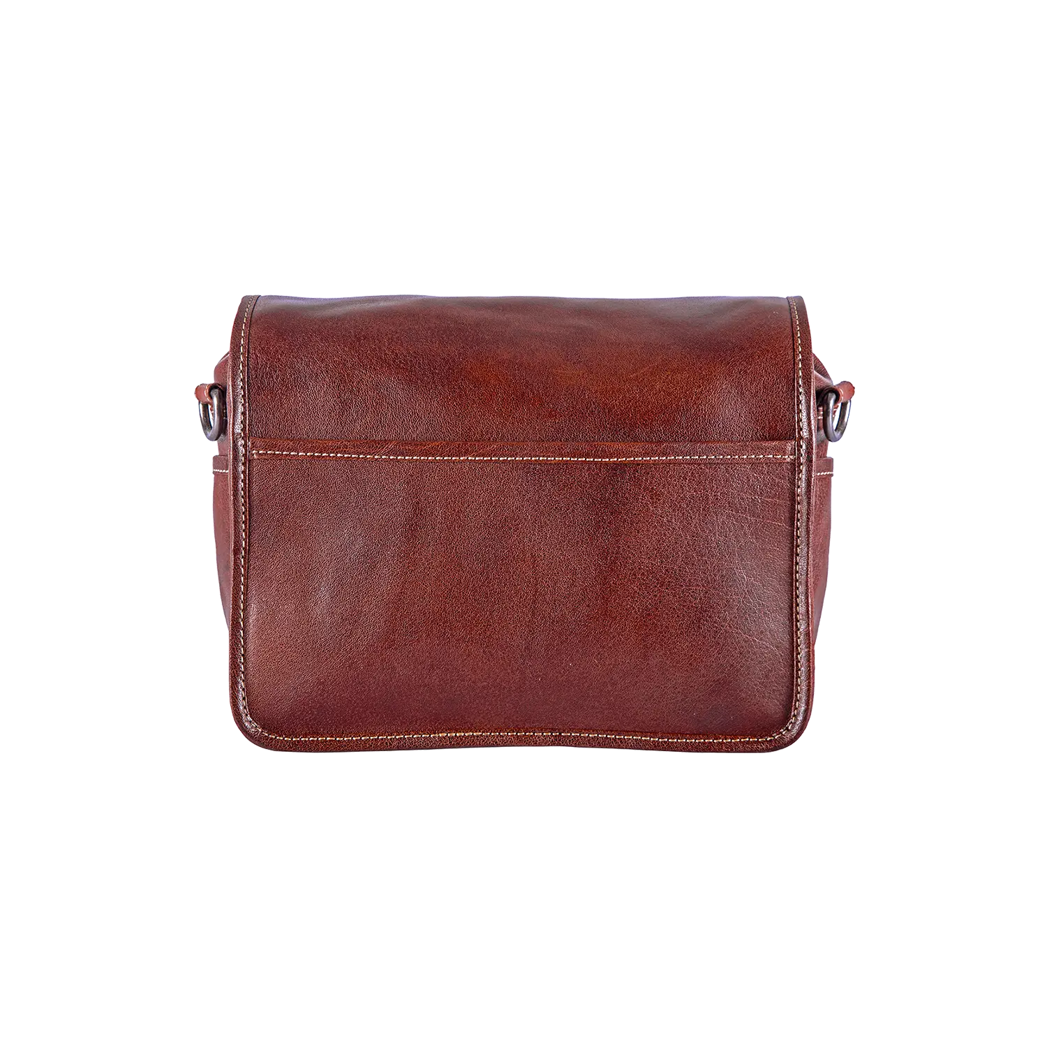 Die Alpenleder Kameratasche PRESSE ist eine braune Leder-Umhängetasche mit Klappverschluss und sichtbaren Nähten, die an eine klassische Fototasche erinnert. Vor weißem Hintergrund eignet sich die glatte Oberfläche und die robuste Konstruktion ideal für den privaten und professionellen Einsatz und ist perfekt für Hobbyfotografen, die wichtige Utensilien dabei haben möchten.