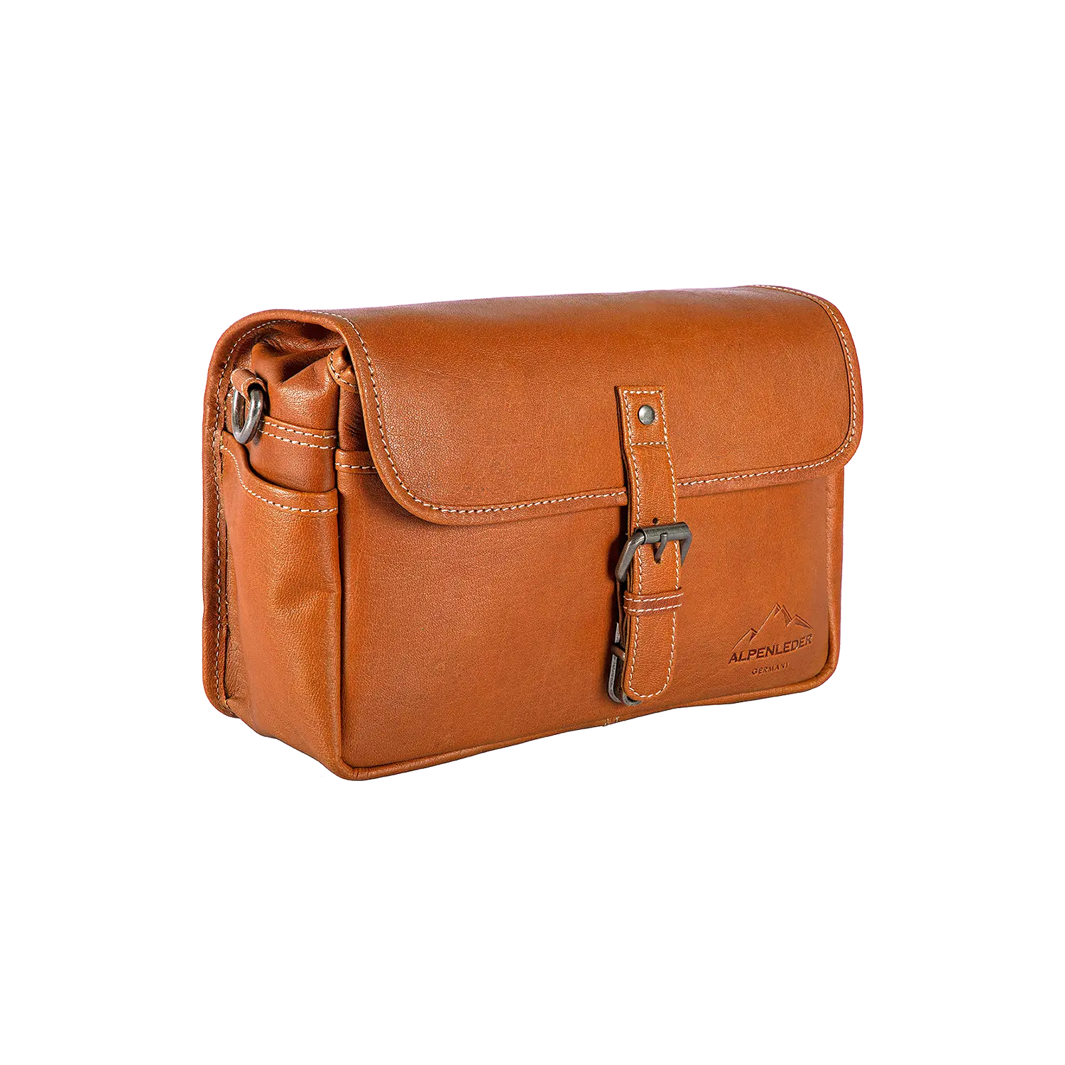 Die Alpenleder Kameratasche PRESSE ist eine braune Leder-Umhängetasche mit Klappverschluss, gesichert durch Riemen und Schnalle, ideal für Hobbyfotografen bei jeder Fotosession und mit seitlichem „Alpenleder“-Logo versehen.