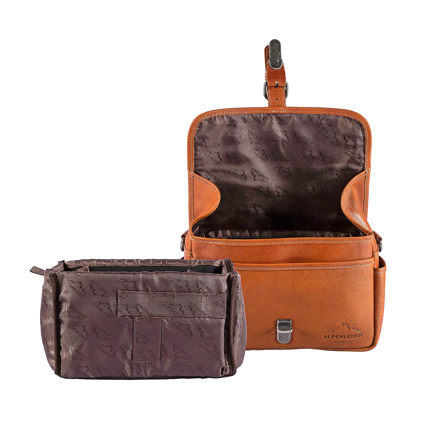 Die Alpenleder Kameratasche PRESSE aus braunem Leder verfügt über eine Schnallenklappe mit gefüttertem Innenteil. Daneben befindet sich eine passende kleinere Reißverschlusstasche mit dezentem Muster und dem „Alpenleder“-Logo, die empfindliche Gegenstände sanft polstert.