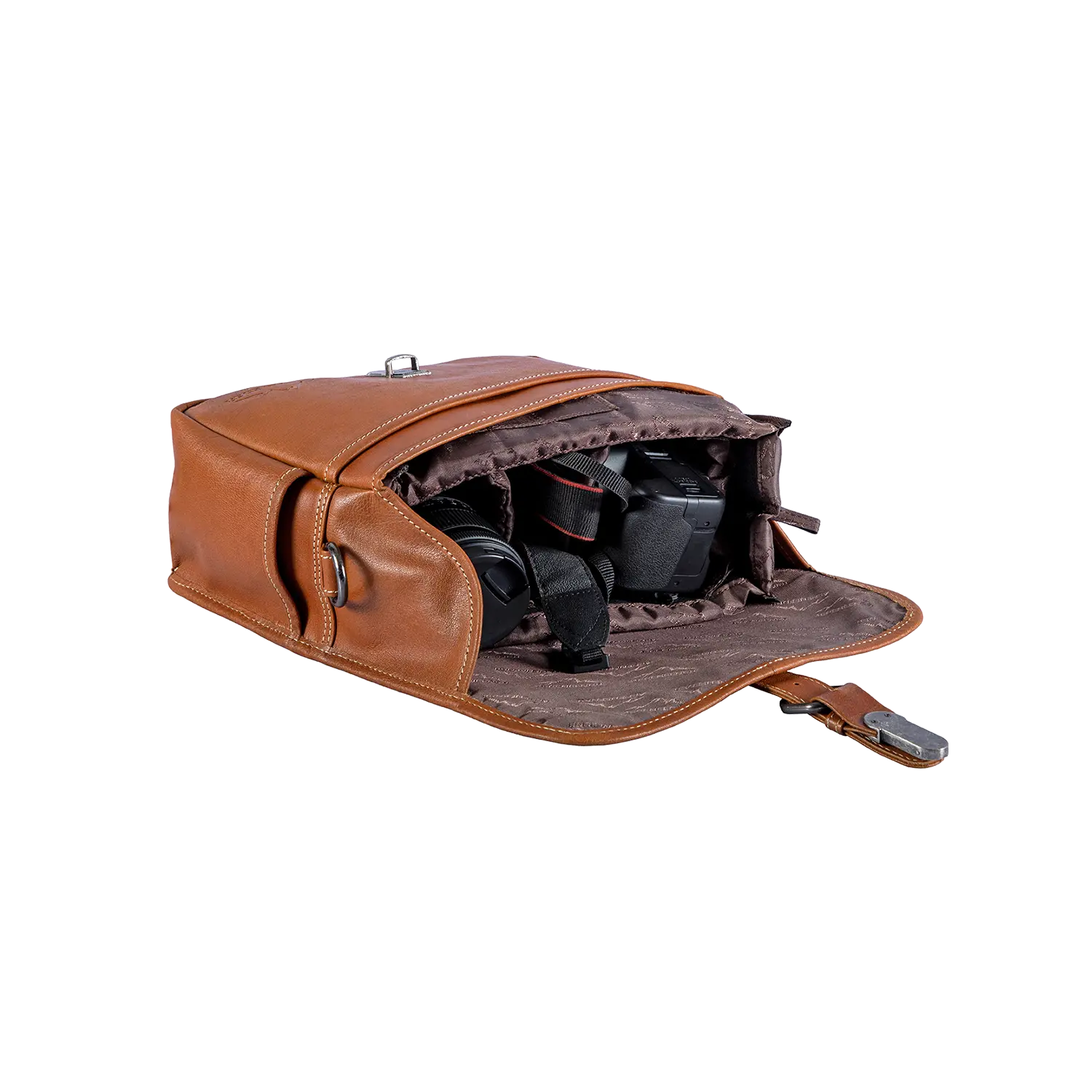 Die geöffnete Alpenleder Kameratasche PRESSE aus braunem Leder präsentiert Kamera und Objektiv im Inneren sowie einen teilweise sichtbaren Tragegurt. Die Tasche ist perfekt für Hobbyfotografen, verfügt über eine silberne Schnalle und liegt auf weißem Hintergrund.