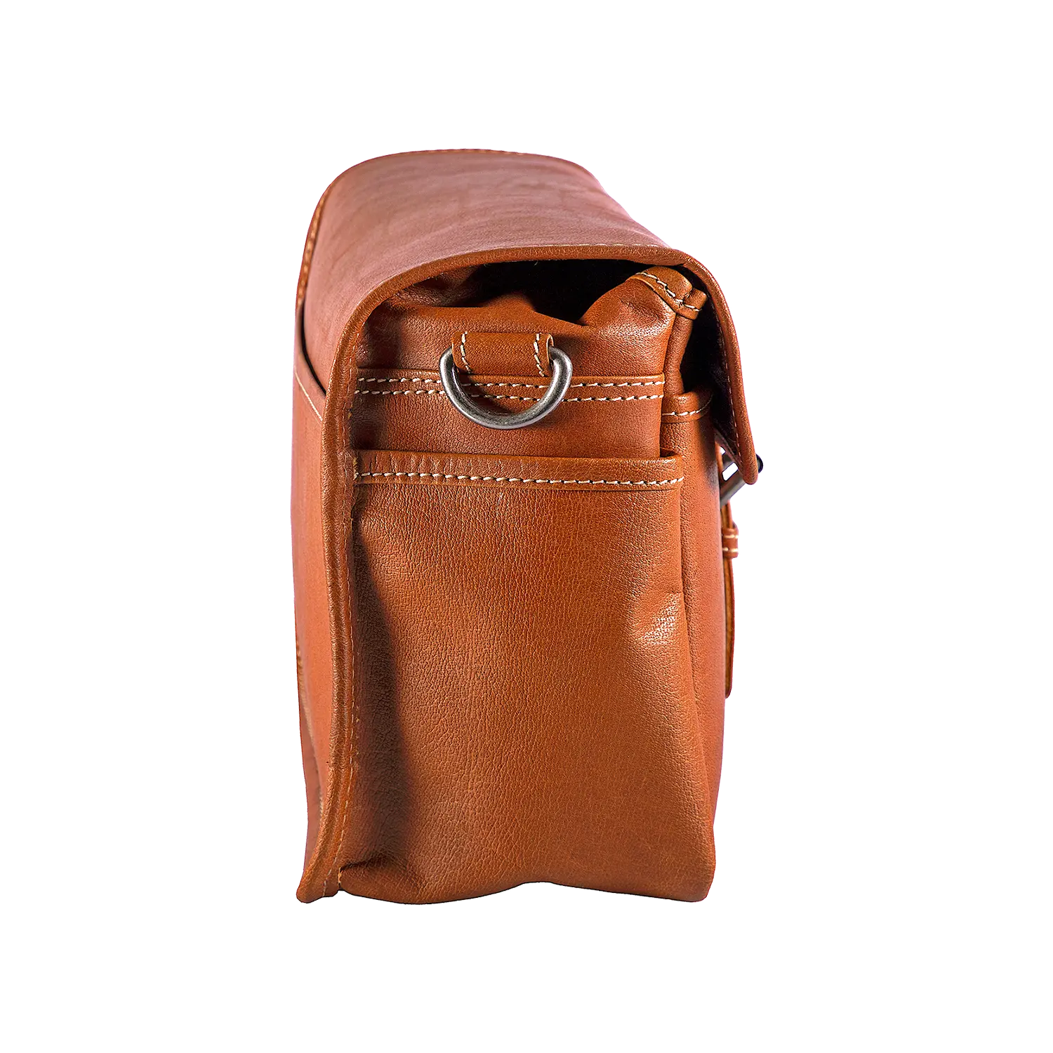 Seitenansicht der Alpenleder Kameratasche PRESSE, einer braunen Leder-Umhängetasche, ideal für Hobbyfotografen. Sie verfügt über einen Metallring an der Seitentasche und einen Klappverschluss, die glatte Textur verspricht Stil und die sichtbaren Nähte bieten geräumigen Innenraum und praktische Funktionalität für jede Fotosession.