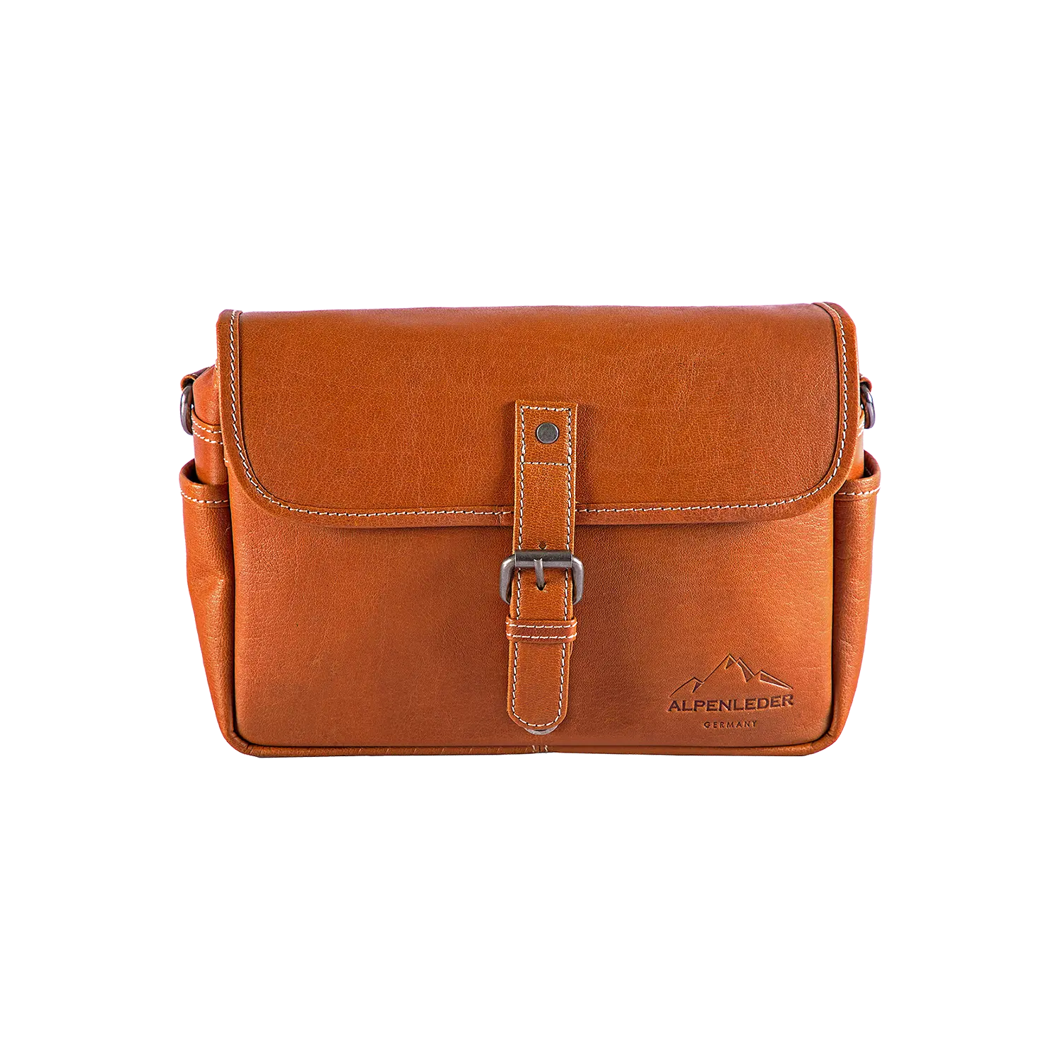 Die Alpenleder Kameratasche PRESSE ist eine braune Lederkameratasche mit Schnallenverschluss und Überschlag. Sie verfügt über einen Tragegriff und trägt das geprägte Alpenleder-Logo in der unteren rechten Ecke. Elegant gefertigt für Hobbyfotografen, vereint sie Stil und Funktionalität für jede Fotosession.