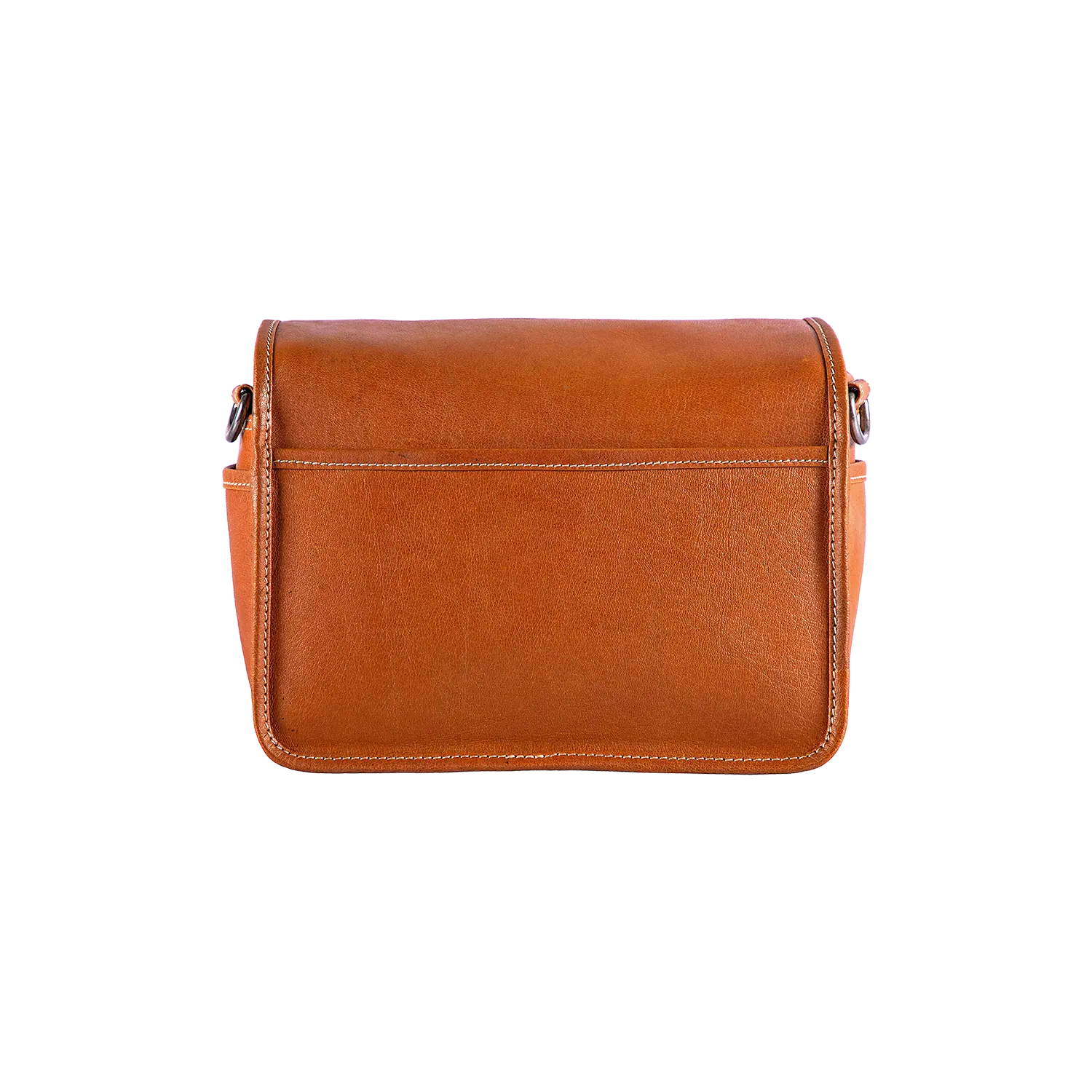 Die Alpenleder Kameratasche PRESSE ist eine braune Leder-Umhängetasche, ideal für Hobbyfotografen. Sie bietet gepolsterten Schutz, einen Klappverschluss und sichtbare Nähte auf der Vorderseite. Das klassische Design verfügt über seitliche Metallbeschläge zur Gurtbefestigung.