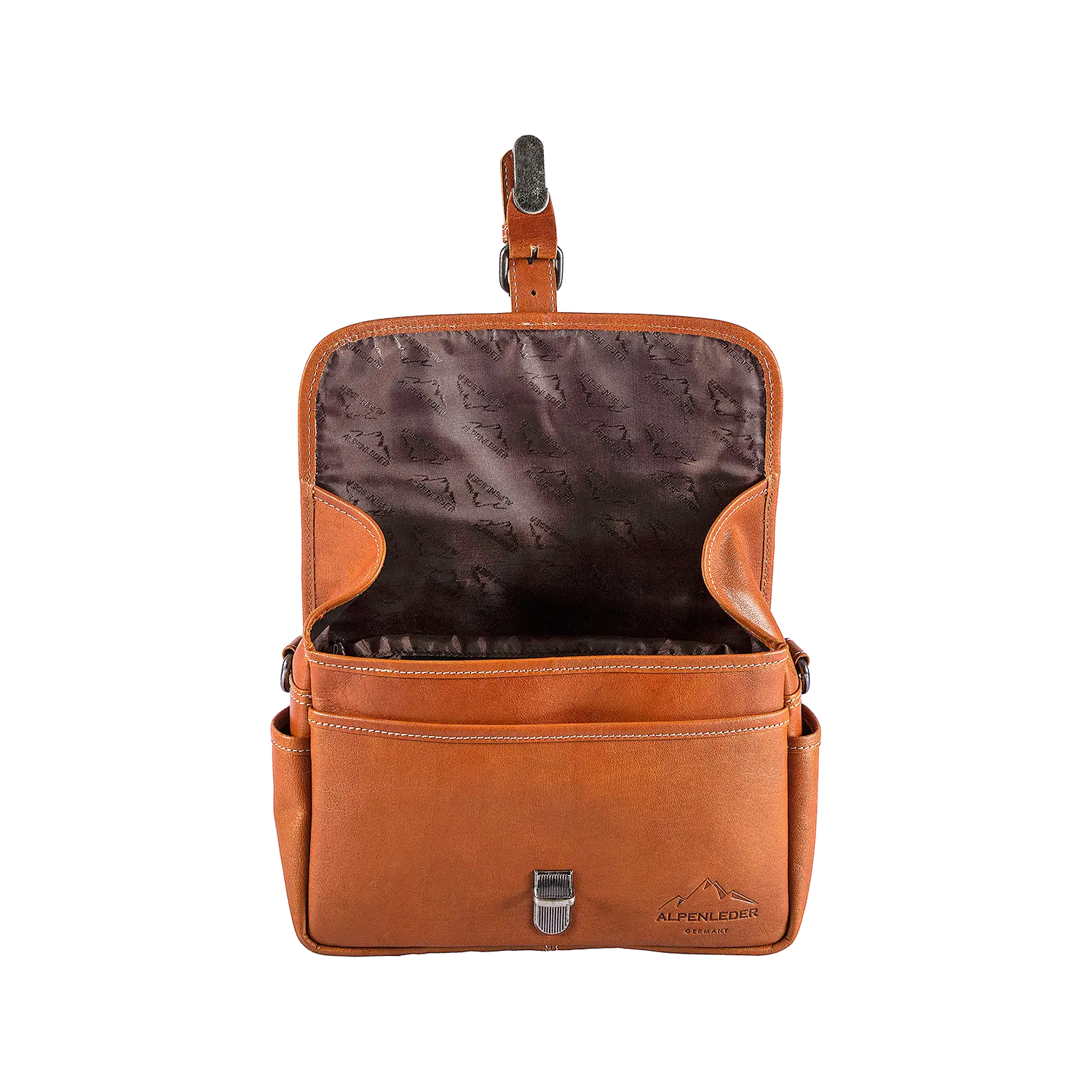 Öffnen Sie die Alpenleder Kameratasche PRESSE, einen braunen Lederrucksack mit gemustertem Futter und Polsterung für zusätzlichen Schutz. Er verfügt über mehrere Steckfächer und einen Metallverschluss. Die Marke ist auf der Vordertasche eingeprägt.