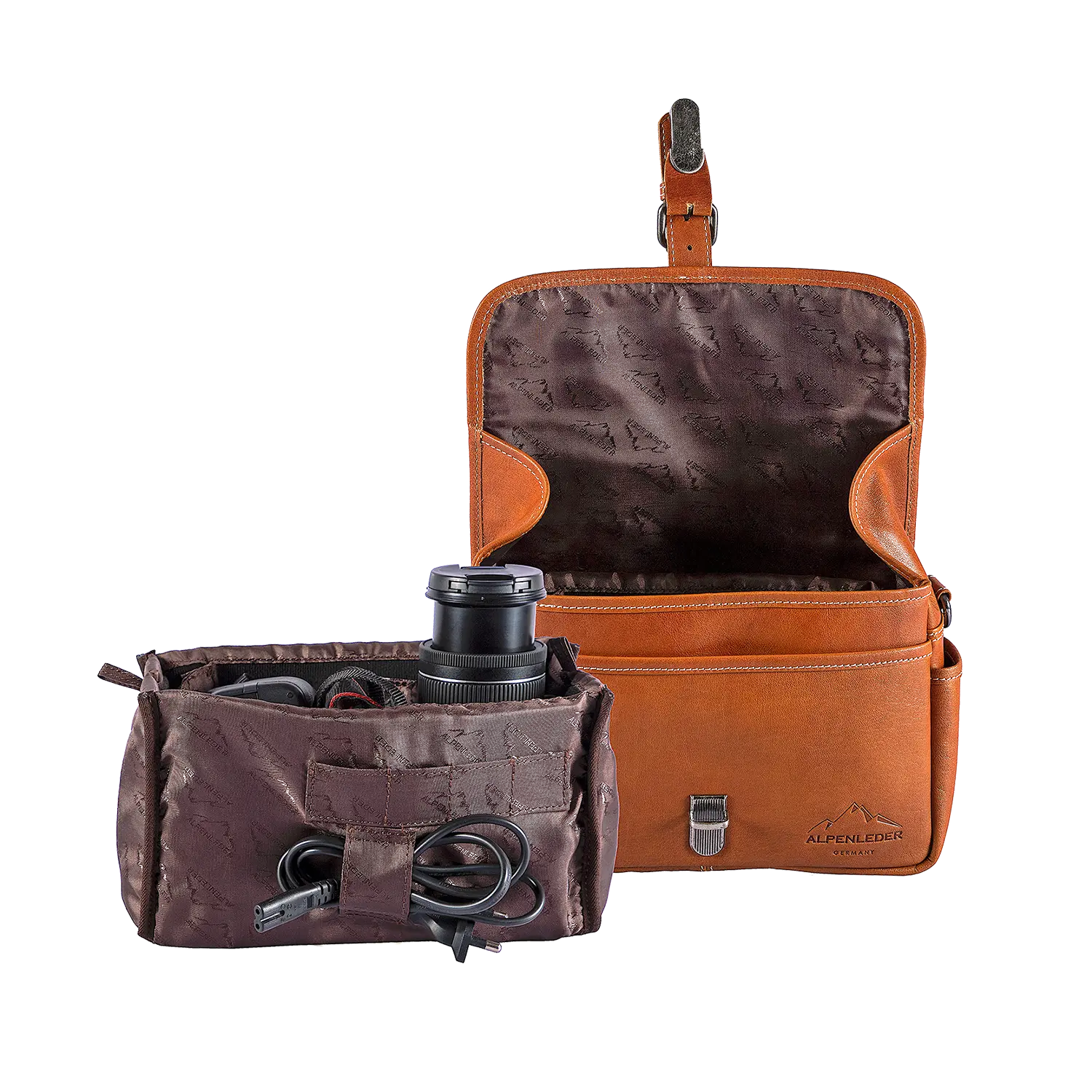 Die Alpenleder Kameratasche PRESSE mit dem geprägten Markennamen öffnet sich und gibt den Blick auf ihr Innenleben frei. Perfekt für passionierte Hobbyfotografen, beinhaltet sie eine separate Tasche für Objektiv und Kabel und ist somit der ideale Begleiter für jede Fotosession.