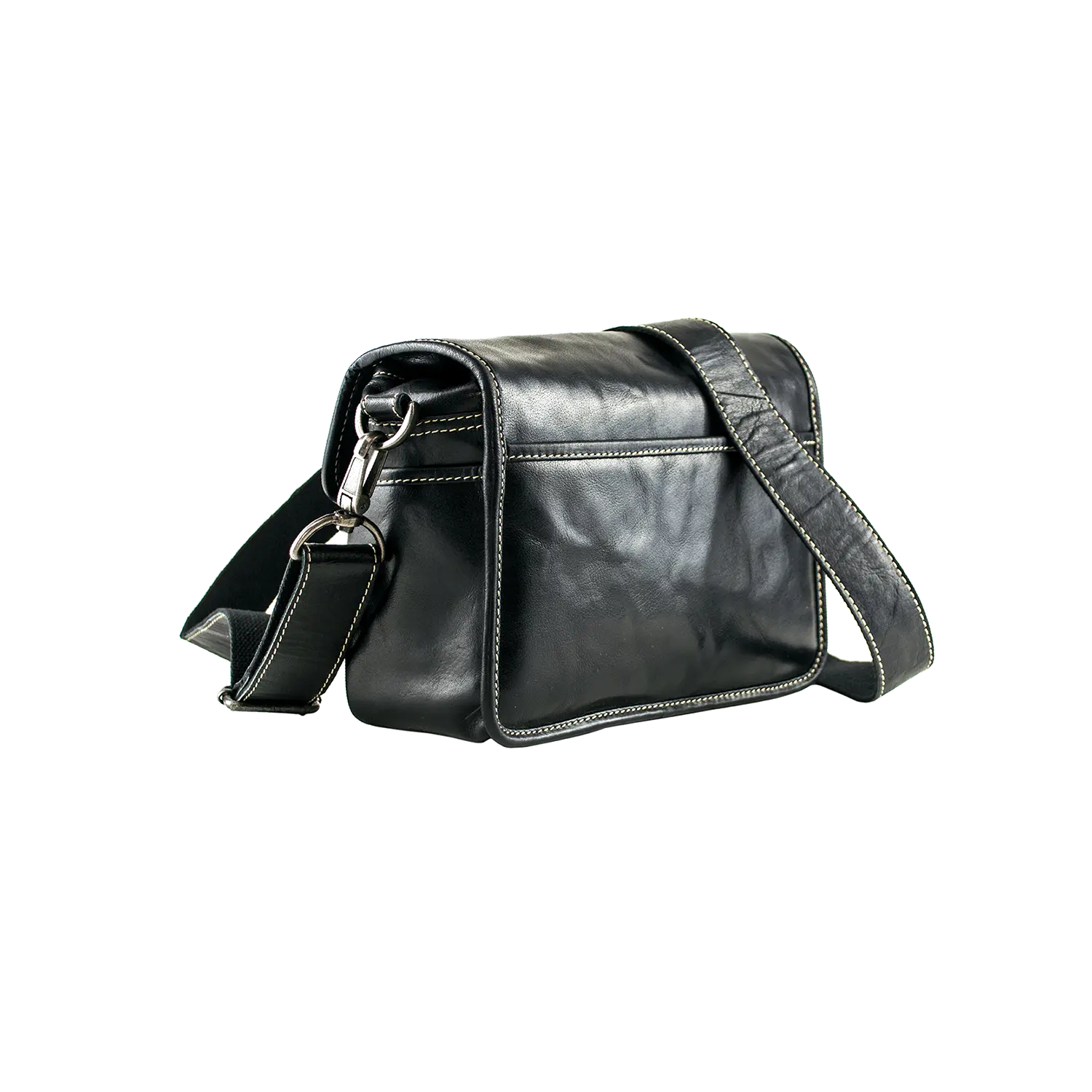 Die Alpenleder Kameratasche PRESSE ist eine schwarze Leder-Umhängetasche mit weißen Nähten und einem breiten, verstellbaren Schultergurt, ideal für Hobbyfotografen. Sie verfügt über einen Klappverschluss und Metallbeschläge, die aus der Dreiviertelansicht sichtbar sind.