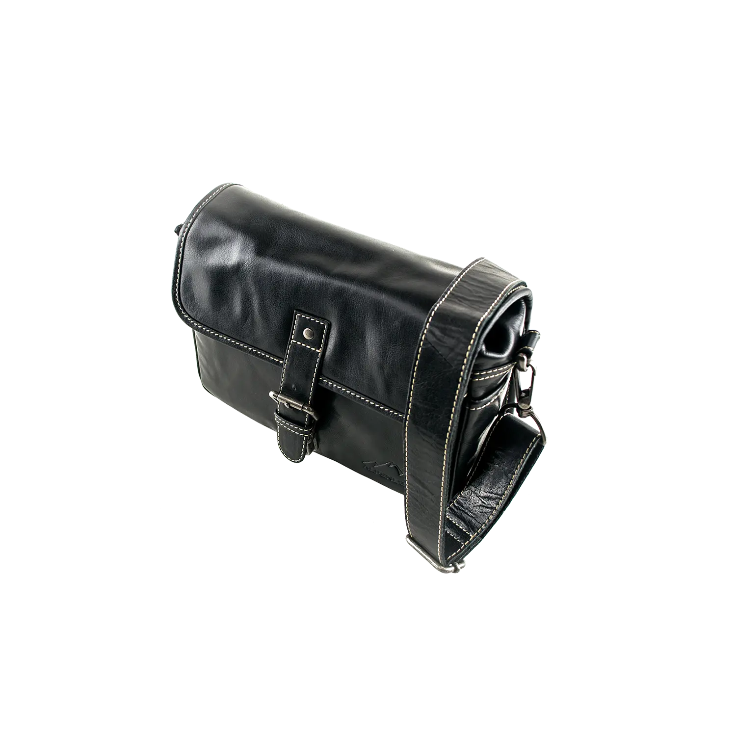 Die Alpenleder Kameratasche PRESSE ist eine elegante schwarze Leder-Messengertasche mit weißen Nähten für Hobbyfotografen. Sie verfügt über eine mit Schnalle gesicherte Klappe, einen Schultergurt und eine Innenpolsterung – eine elegante und praktische Kameratasche.