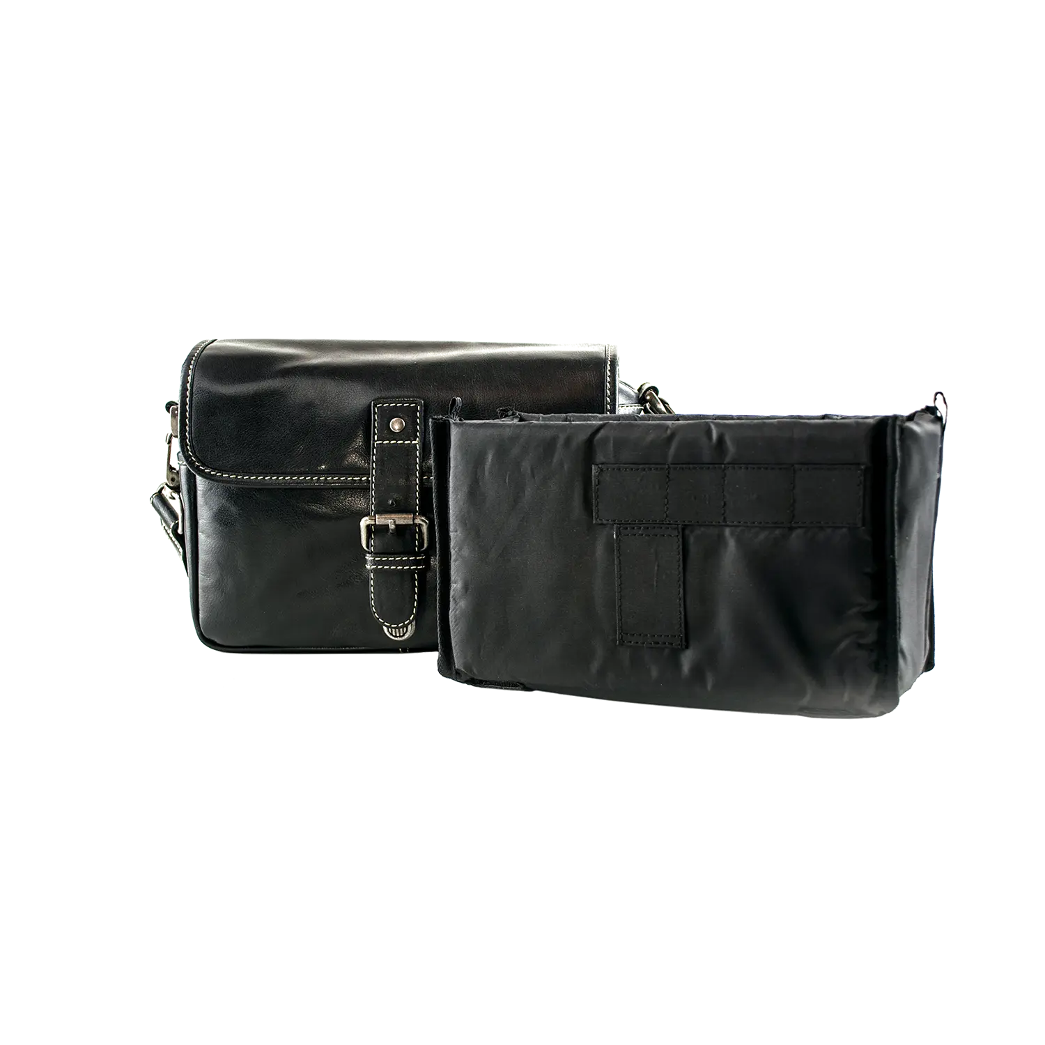 Zwei schwarze Ledertaschen stehen vor einem schlichten weißen Hintergrund. Die Kameratasche PRESSE von Alpenleder, perfekt für Hobbyfotografen, verfügt über eine dekorative Schnalle und einen Klappenverschluss. Die zweite Tasche ist schlicht mit sichtbaren Nähten und ohne Klappe und verkörpert zeitlose Eleganz in schlichter Eleganz.