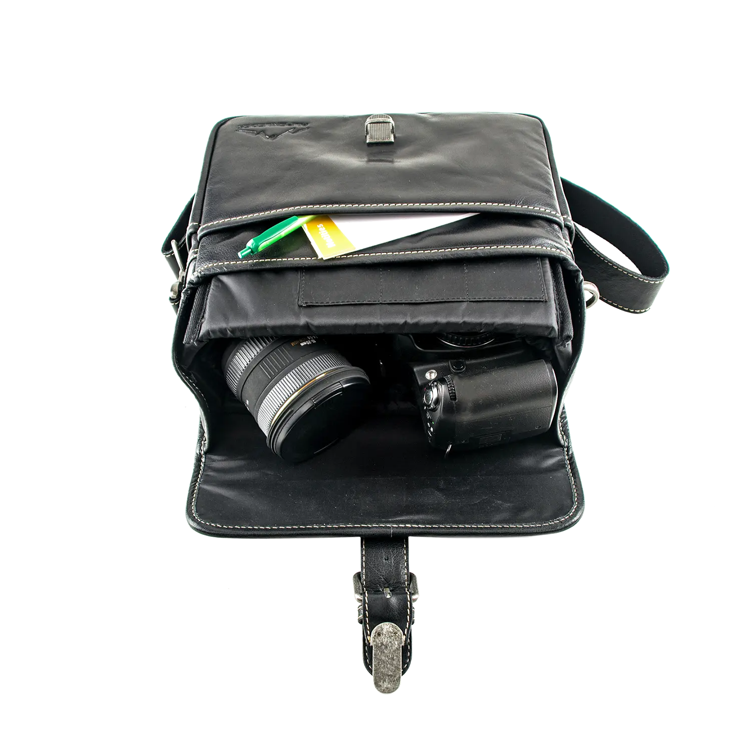 Die Alpenleder Kameratasche PRESSE aus schwarzem Leder bietet Platz für ein Kameragehäuse und ein gepolstertes Objektiv. Sie verfügt über eine Klappe mit Schnalle und Fächer, in denen ein grün-gelber Notizblock sichtbar ist. Stil und Funktionalität sind für jeden Fotografen die perfekte Kombination.