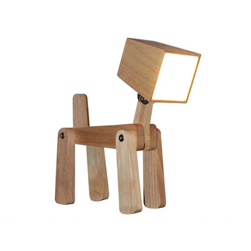 Hunde-Design Tischlampe: Holzene Lampe in Hundeform mit rechteckigem Lampenkopf und beweglichen Beinen, dimmbar, vor weißem Hintergrund.